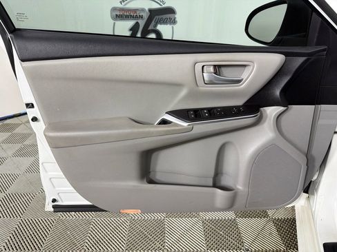 Used 2016 Toyota Camry SE w/ Moonroof Package image 11