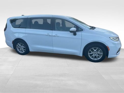Used 2023 Chrysler Pacifica Touring-L FWD image 27