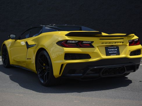 Used 2025 Chevrolet Corvette Z06 w/ Stealth Interior Trim Package RWD image 3