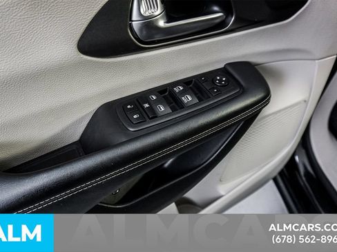 Used 2023 Chrysler Pacifica Touring-L FWD image 49
