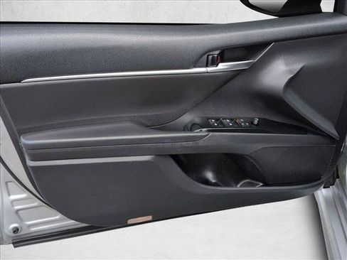 Used 2019 Toyota Camry SE FWD image 11