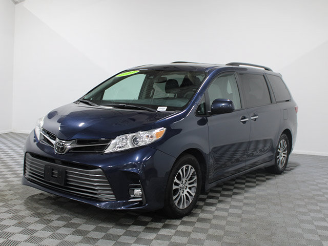Used 2019 Toyota Sienna XLE FWD image 2