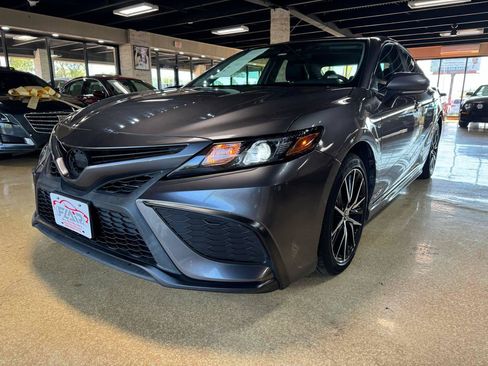 Used 2022 Toyota Camry SE FWD image 3