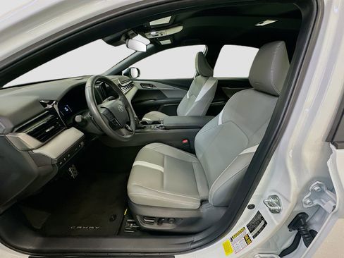 Used 2025 Toyota Camry SE FWD image 13