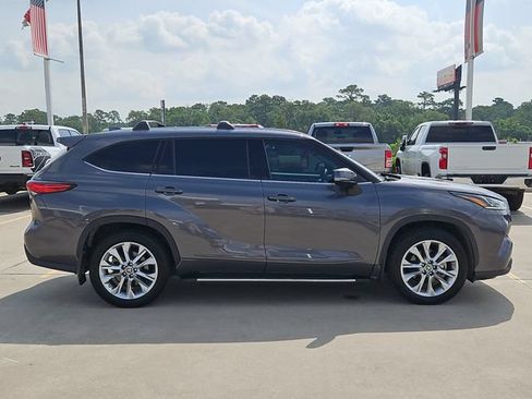 Used 2022 Toyota Highlander Limited FWD image 4