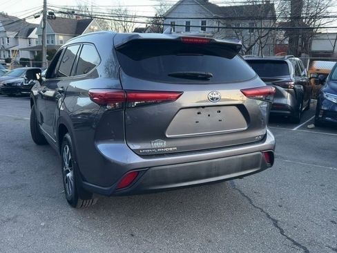 Used 2021 Toyota Highlander XLE image 3