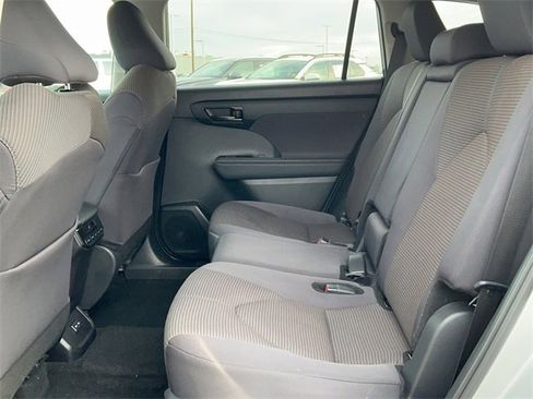 Used 2024 Toyota Highlander LE image 14