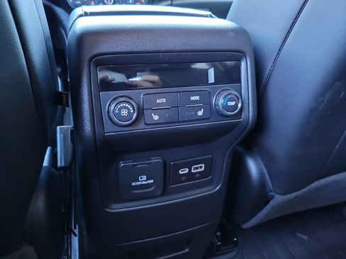 Used 2022 GMC Acadia SLT w/ Elevation Edition image 15