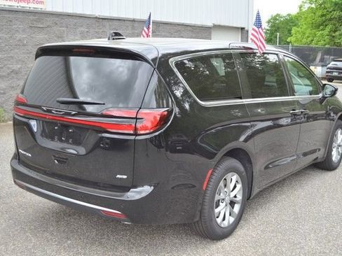New 2027 Chrysler Pacifica Select AWD/4WD image 8