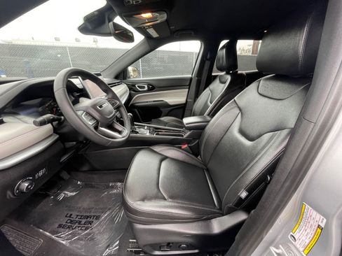 Used 2025 Jeep Compass Limited image 30