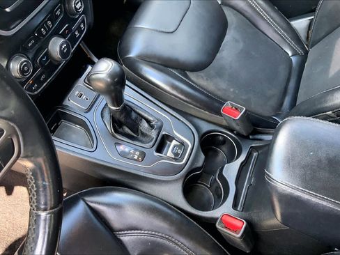 Used 2019 Jeep Cherokee Latitude Plus FWD image 17