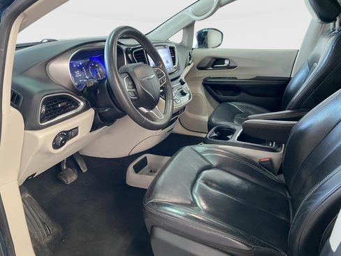 Used 2022 Chrysler Pacifica Touring-L FWD image 17