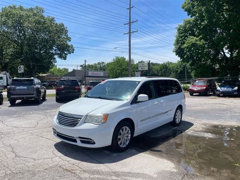 Used 2014 Chrysler Town & Country Touring FWD image 1