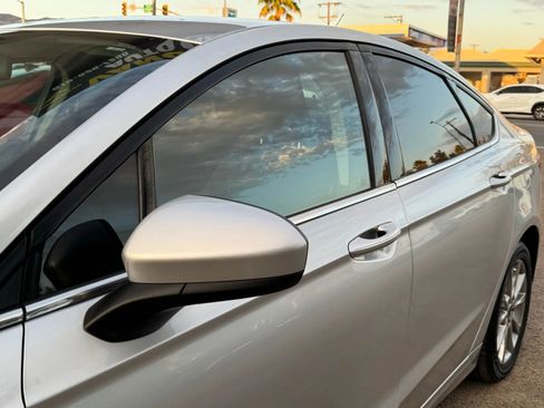 Used 2017 Ford Fusion SE w/ Fusion SE Technology Package image 8