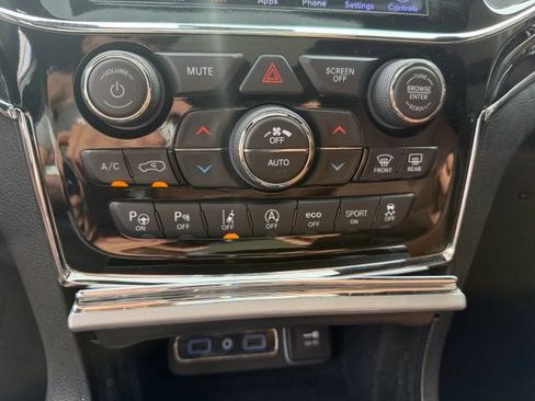 Used 2020 Jeep Grand Cherokee Overland AWD/4WD image 24
