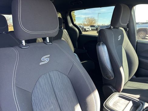 Used 2021 Chrysler Pacifica Touring w/ S Appearance Package FWD image 32