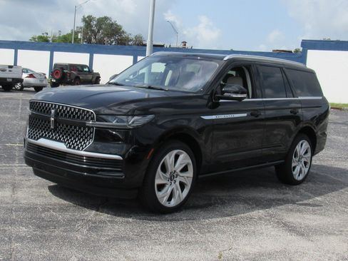 New 2025 Lincoln Navigator Reserve image 8