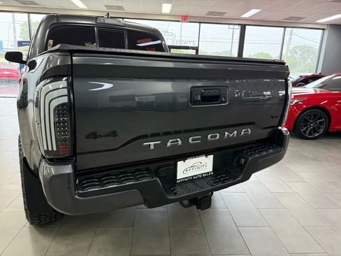 Used 2017 Toyota Tacoma SR image 6