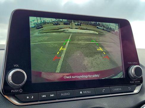 Used 2025 Nissan Sentra SV image 27