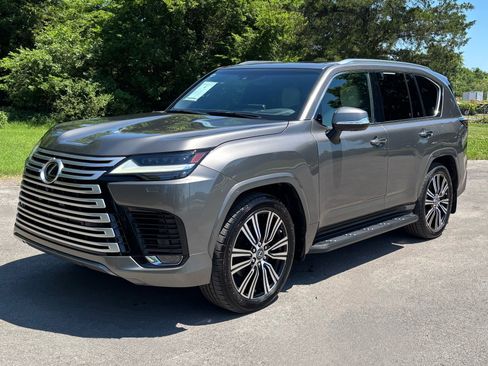 Used 2022 Lexus LX 600 4WD w/ Accessory Package (Z1) image 2