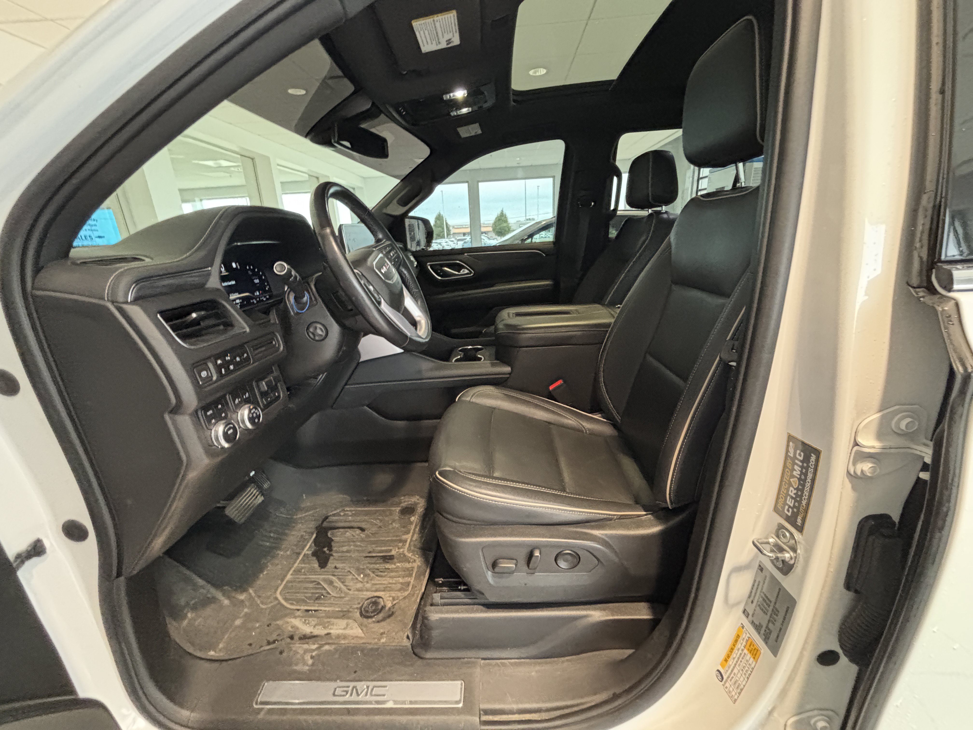 Used 2022 GMC Yukon SLT w/ SLT Premium Package AWD/4WD image 2
