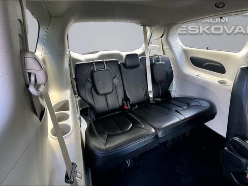 Used 2022 Chrysler Pacifica Touring-L FWD image 26