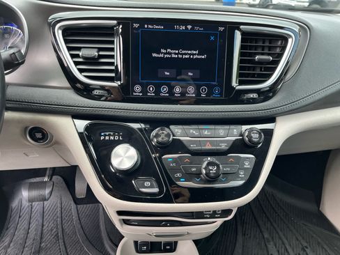 Used 2018 Chrysler Pacifica Limited w/ Tire & Wheel Group FWD image 18