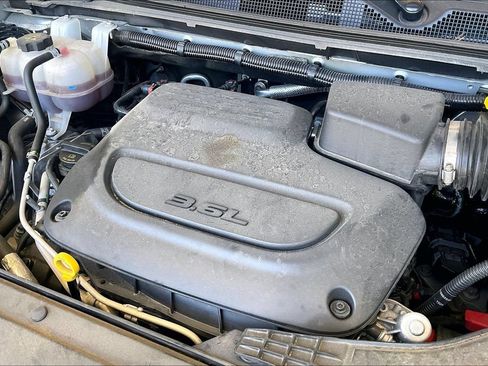 Used 2024 Chrysler Pacifica Touring-L FWD image 33