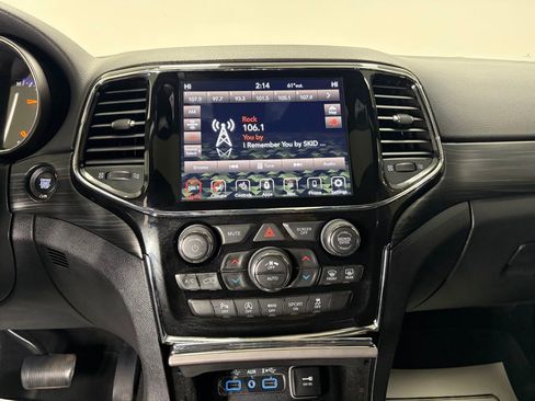 Used 2020 Jeep Grand Cherokee Laredo image 12