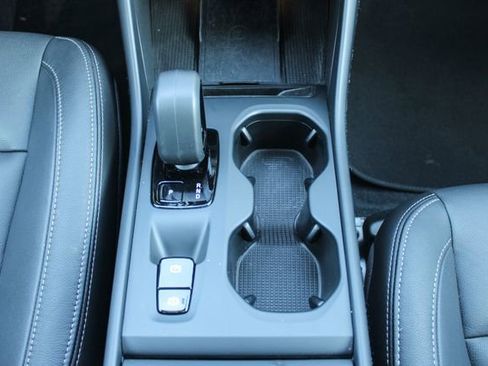 Used 2025 Volvo XC40 B5 Core image 19