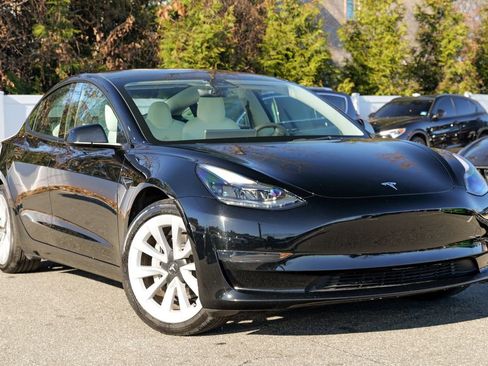 Used 2023 Tesla Model 3 Standard Range image 1