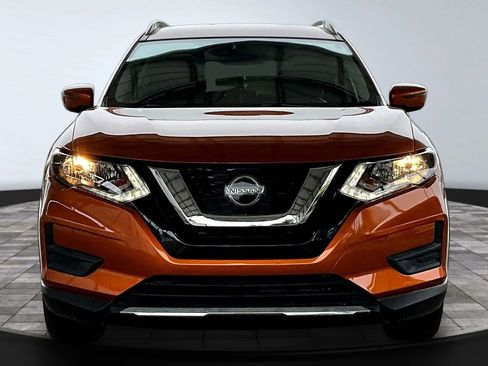 Used 2019 Nissan Rogue SV image 2