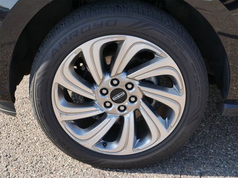 Used 2024 Lincoln Navigator Premiere image 9