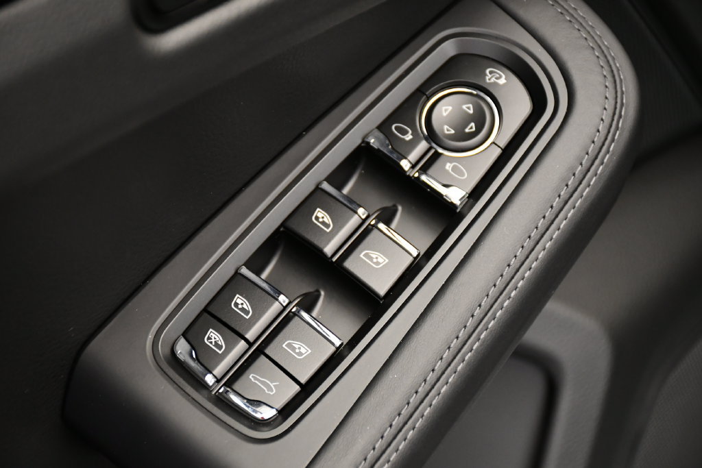 Certified 2026 Porsche Macan Turbo AWD/4WD image 38