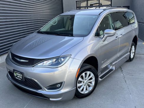 Used 2017 Chrysler Pacifica Touring-L image 7