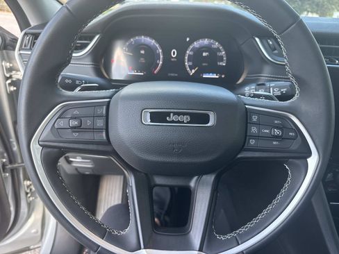 Used 2023 Jeep Grand Cherokee Laredo image 28