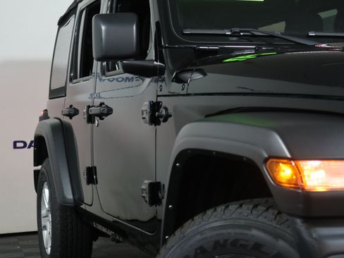 Used 2022 Jeep Wrangler Unlimited Sport AWD/4WD image 3