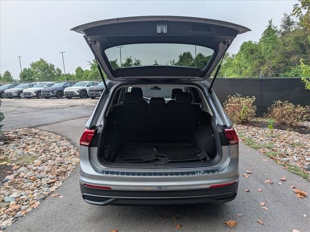 Used 2022 Volkswagen Tiguan SE AWD/4WD image 21