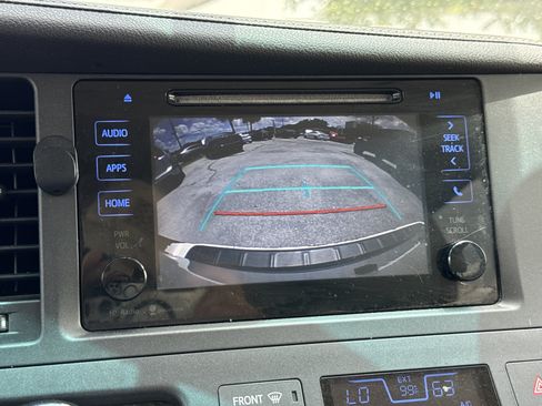 Used 2015 Toyota Sienna XLE FWD image 21