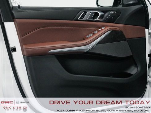 Used 2024 BMW X7 xDrive40i w/ M Sport Package image 11