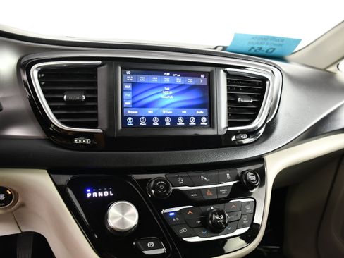 Used 2020 Chrysler Pacifica Touring-L FWD image 26