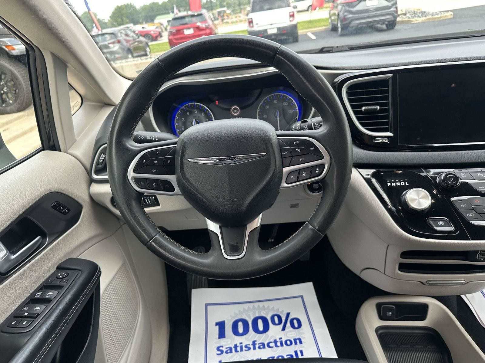 Used 2023 Chrysler Pacifica Touring-L FWD image 31