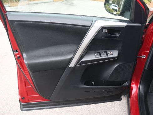 Used 2018 Toyota RAV4 LE image 9