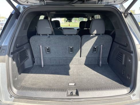 Used 2025 Chevrolet Traverse LT FWD image 23