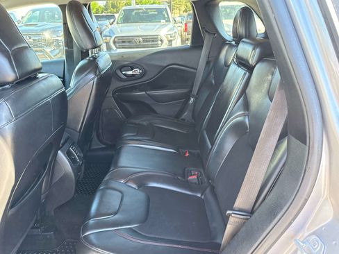 Used 2020 Jeep Cherokee Trailhawk w/ Comfort/Convenience Group AWD/4WD image 12