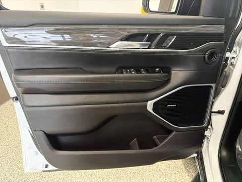 Used 2022 Jeep Wagoneer Series III AWD/4WD image 8