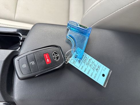 Used 2024 Toyota Prius XLE FWD image 11