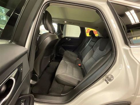 Used 2022 Volvo XC60 B5 Momentum image 18