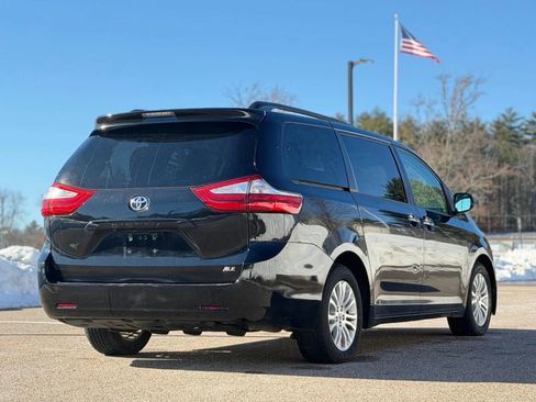 Used 2017 Toyota Sienna XLE image 4