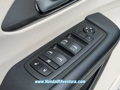 Used 2023 Chrysler Pacifica Touring-L FWD image 22